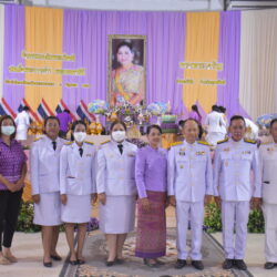 พิธีถวายเครื่องราชสักการะและวางพานพุ่ม หน้าพระฉายาลักษณ์สมเด็จพระนางเจ้าฯ พระบรมราชินี