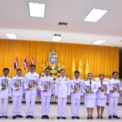 ร่วมพิธีรับพระราชทานพระบรมฉายาลักษณ์ พระบาทสมเด็จพระเจ้าอยู่หัว ที่ฉายกับสมเด็จพระนางเจ้าฯ พระบรมราชินี