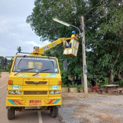 ดำเนินการออกซ่อมแซมและบำรุงรักษาไฟฟ้าสาธารณะในเขตพื้นที่ตำบลพญาแมน