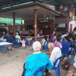 การประชุมรับฟังปัญหาและความต้องการของประชาชนในเรื่องต่างๆ และการรายงานผลการปฏิบัติงานตามโครงการต่างๆ ในแต่ละหมู่บ้าน ร่วมกับ ผู้นำชุมชน, คณะกรรมการหมู่บ้าน และประชาชนในพื้นที่ หมู่ที่ 2 บ้านดง