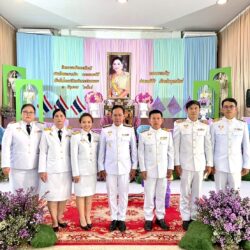 พิธีถวายเครื่องราชสักการะและวางพานพุ่ม หน้าพระฉายาลักษณ์สมเด็จพระนางเจ้าฯ พระบรมราชินี