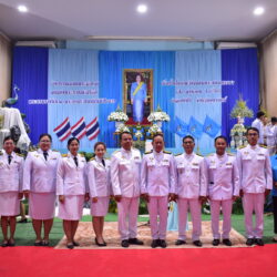 พิธีถวายเครื่องราชสักการะ และวางพานพุ่มทอง – พุ่มเงิน หน้าพระฉายาลักษณ์ สมเด็จพระนางเจ้าสิริกิติ์ พระบรมราชินีนาถ พระบรมราชชนนีพันปีหลวง