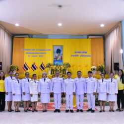 พิธีถวายเครื่องราชสักการะ และวางพานพุ่มทอง – พุ่มเงิน หน้าพระฉายาลักษณ์พระบาทสมเด็จพระเจ้าอยู่หัว