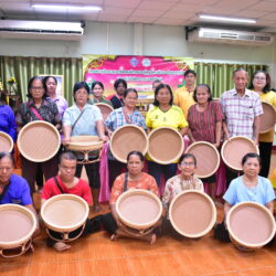 พิธีเปิดโครงการส่งเสริมและพัฒนาอาชีพคนพิการและผู้ดูแลคนพิการ ตำบลพญาแมน “การทำขันโตกจากหวายเทียม” ประจำปี 2568
